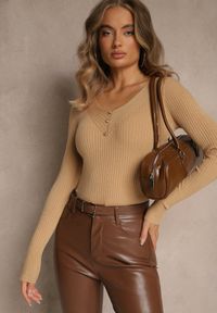 Renee - Ciemnobeżowy Sweter z Dzianiny w Prążki z Dekoltem w Serek i Aplikacjami Rallenia. Okazja: na co dzień. Typ kołnierza: dekolt w serek. Kolor: beżowy. Materiał: dzianina. Długość rękawa: długi rękaw. Długość: długie. Wzór: prążki, aplikacja. Styl: casual #5