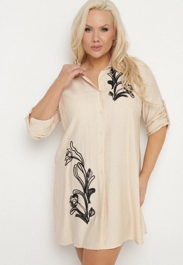 Born2be - Beżowa Koszulowa Sukienka z Wiskozy Zdobiona Kwiatowym Haftem Nalilsa. Okazja: na co dzień. Typ kołnierza: kołnierzyk klasyczny. Kolekcja: plus size. Kolor: beżowy. Materiał: wiskoza. Wzór: haft, aplikacja, kwiaty. Typ sukienki: koszulowe. Styl: klasyczny, casual, elegancki