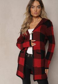 Renee - Czerwony Długi Kardigan w Kratę z Ozdobną Broszką i Kapturem Terilinda. Okazja: na co dzień. Kolor: czerwony. Materiał: jeans, bawełna. Długość: długie. Styl: klasyczny, casual, elegancki
