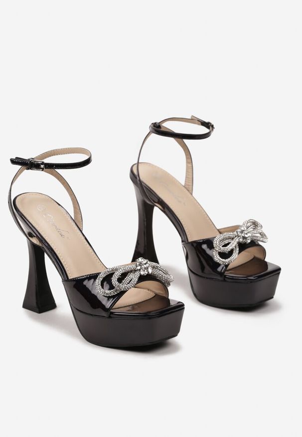 Renee - Czarne Sandały na Platformie i Szpilce z Kokardą z Cyrkoniami i Sprzączką Vlenikke. Zapięcie: sprzączka. Kolor: czarny. Wzór: aplikacja. Obcas: na platformie. Styl: elegancki. Wysokość obcasa: średni
