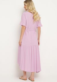 Born2be - Fioletowa Sukienka Pudełkowa z Materiałowym Paskiem i Falbanką Dimovas. Typ kołnierza: dekolt w kształcie V. Kolor: fioletowy. Materiał: materiał #2