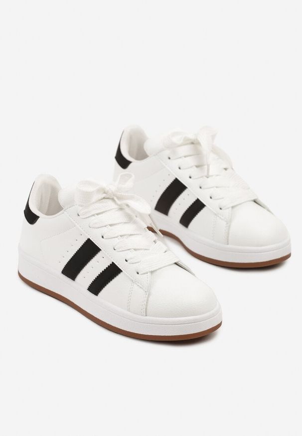 Renee - Białe Sneakersy w Stylu Kultowych Tenisówek z Ozdobnymi Paskami Marazea. Okazja: na co dzień. Zapięcie: pasek. Kolor: biały. Materiał: jeans, skóra. Wzór: aplikacja