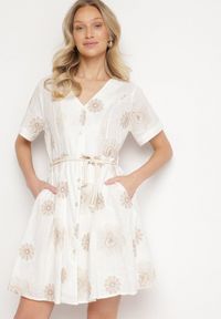 Born2be - Biała Sukienka w Stylu Boho w Haftowane Kwiaty ze Sznurkiem Evionis. Okazja: na co dzień. Typ kołnierza: dekolt w serek. Kolor: biały. Wzór: haft, kwiaty. Styl: boho #1