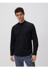 Reserved - Koszula slim fit ze stójką - czarny. Typ kołnierza: kołnierzyk stójkowy. Kolor: czarny. Materiał: tkanina, włókno #1