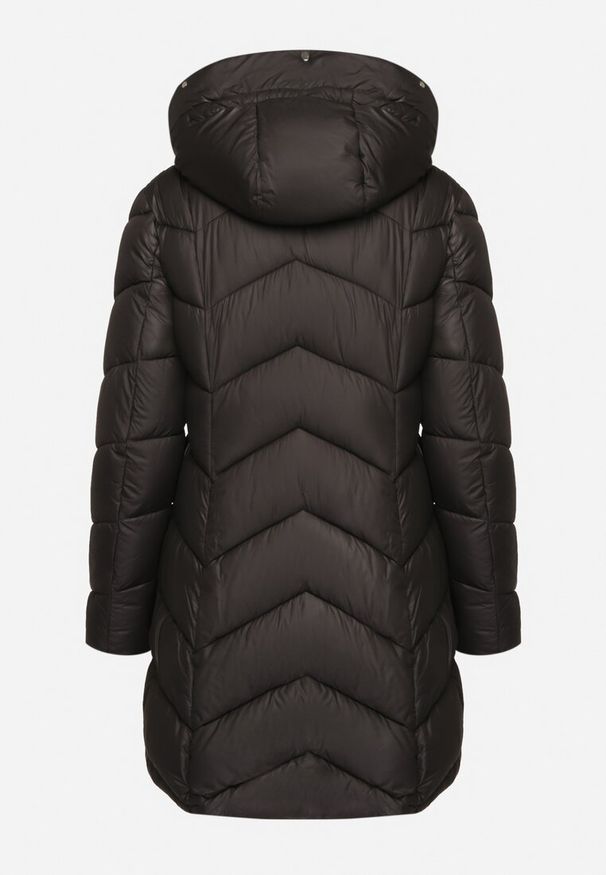 Born2be - Czarna Pikowana Kurtka o Taliowanym Kroju z Kapturem i Futrzaną Podszewką Emithalla. Okazja: na co dzień. Typ kołnierza: kaptur. Kolor: czarny. Materiał: futro. Długość rękawa: długi rękaw. Długość: długie. Styl: casual, elegancki, klasyczny