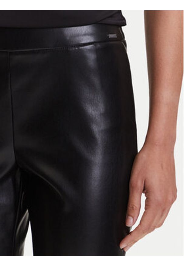Guess Spodnie z imitacji skóry New Prescilla Regular W4BB18 WGIK0 Czarny Slim Fit. Kolor: czarny. Materiał: skóra