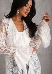 Renee - Biała Narzutka Sukienka Plażowa Boho z Koronki Ozdobiona Guzikami i Falbanami Palmeda. Okazja: na plażę. Kolor: biały. Materiał: koronka. Wzór: aplikacja, koronka. Sezon: lato. Typ sukienki: proste. Styl: boho #4