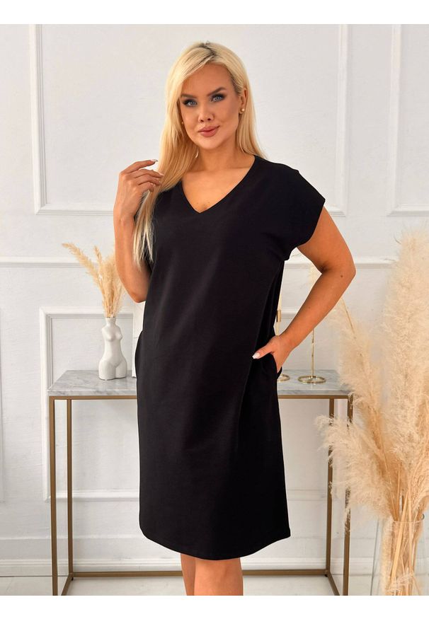 Moda Size Plus Iwanek - Czarna kimonowa sukienka Grey z dekoltem w kształcie litery V XXL OVERSIZE LATO. Okazja: na co dzień. Typ kołnierza: dekolt w kształcie V. Kolor: czarny. Materiał: poliester, tkanina, elastan, bawełna, dresówka, dzianina. Sezon: lato. Typ sukienki: oversize. Styl: casual