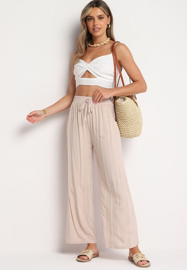 Born2be - Jasnobeżowe Spodnie Bawełniane Typu Palazzo z Wysokim Stanem i Gumką w Talii Fitanea. Okazja: na co dzień. Stan: podwyższony. Kolor: beżowy. Materiał: bawełna. Długość: długie. Styl: wizytowy, casual, klasyczny, elegancki