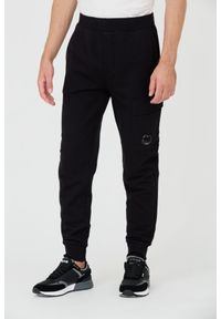C.P. Company - C.P. COMPANY Czarne spodnie dresowe Cargo Pant. Kolor: czarny. Materiał: dresówka #1