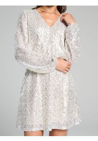 Sinsay - Cekinowa sukienka - srebrny. Typ kołnierza: dekolt kopertowy. Kolor: srebrny. Długość rękawa: długi rękaw. Typ sukienki: rozkloszowane, kopertowe #1