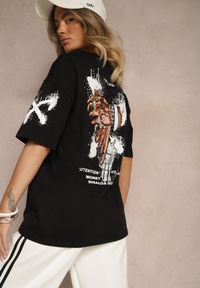 Renee - Czarna Koszulka Oversize z Bawełny Zdobiona Nadrukiem Nilravia. Okazja: na co dzień. Kolor: czarny. Materiał: bawełna. Wzór: aplikacja, nadruk. Styl: casual, elegancki
