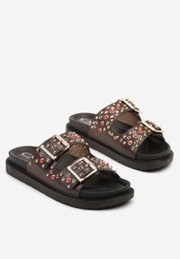 Born2be - Brązowe Klapki z Paskami z Klamrami Zdobione Ćwiekami Reazira. Okazja: na co dzień. Kolor: brązowy. Materiał: jeans. Wzór: aplikacja. Sezon: lato. Obcas: na płaskiej podeszwie. Styl: rockowy, casual #4