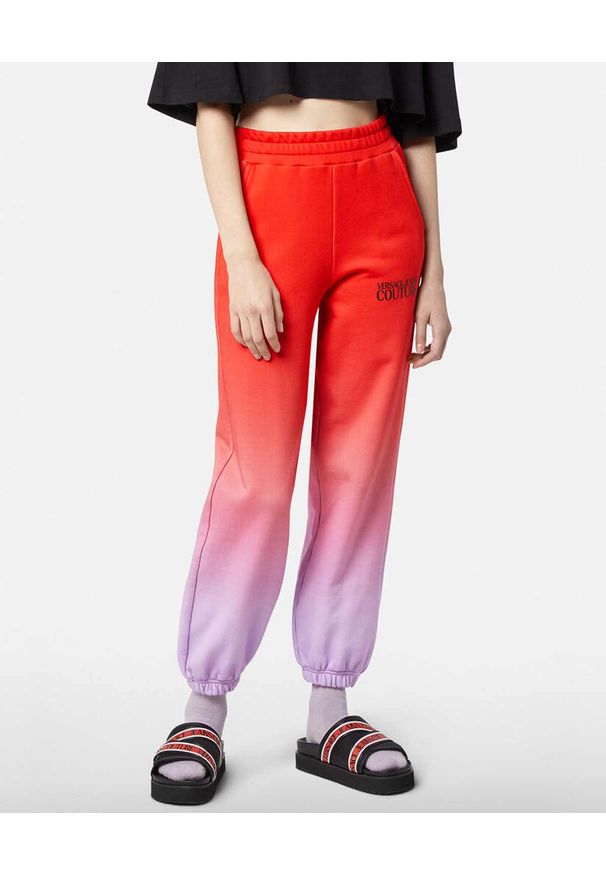 Versace Jeans Couture - VERSACE JEANS COUTURE - Spodnie dresowe tie-dye. Kolor: czerwony. Materiał: dresówka. Wzór: nadruk