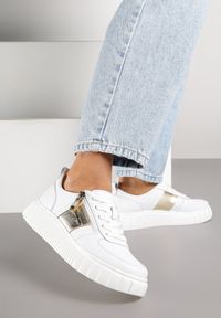 Renee - Białe Sneakersy ze Skóry Naturalnej z Metalicznym Zdobieniem Zorentee. Okazja: na co dzień, na spacer. Kolor: biały. Materiał: skóra. Wzór: aplikacja. Sport: turystyka piesza