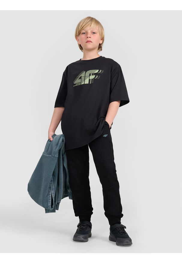 4f - 4F Spodnie dresowe joggery chłopięce - czarne 146 (10-11 lat). Okazja: na co dzień. Kolor: czarny. Materiał: dresówka. Wzór: gładki, ze splotem. Sezon: lato. Styl: młodzieżowy, casual, sportowy