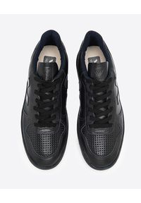 Veja - VEJA - Czarne sneakersy ze skóry V-10. Okazja: na co dzień. Kolor: czarny. Materiał: bawełna, dresówka, poliester, guma, jersey. Szerokość cholewki: normalna. Wzór: aplikacja #5