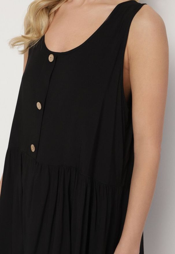 Born2be - Czarna Bawełniana Sukienka o Rozkloszowanym Kroju Zdobiona Guzikami Iffa. Okazja: na spacer, na co dzień. Kolor: czarny. Materiał: bawełna. Długość rękawa: na ramiączkach. Wzór: aplikacja. Typ sukienki: proste. Styl: elegancki, casual, klasyczny