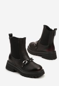 Born2be - Czarno-Czerwone Płaskie Botki Sztyblety z Łańcuchem Serenzia. Okazja: na uczelnię. Kolor: czarny. Materiał: jeans. Styl: klasyczny, elegancki