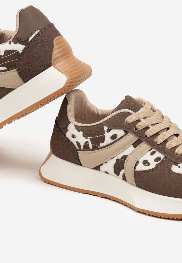 Born2be - Brązowo-Białe Sneakersy Ozdobione Paskami i Motywem w Krowie Łaty Florgisse. Okazja: na co dzień, na spacer. Zapięcie: pasek. Kolor: brązowy. Materiał: jeans. Wzór: aplikacja. Sport: turystyka piesza
