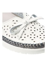 Półbuty damskie Vinceza, cholewka ze skóry naturalnej licowej z ażurową perforacją wsuwany fason z ozdobną kokardą na płaskiej podeszwie, białe, 9539. Kolor: biały. Materiał: skóra. Szerokość cholewki: normalna. Wzór: ażurowy. Obcas: na płaskiej podeszwie #4
