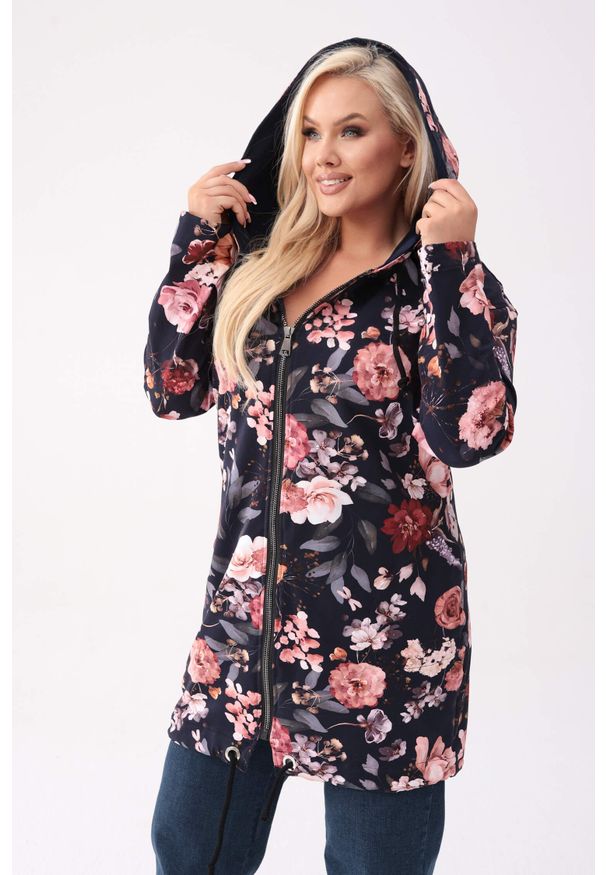 Moda Size Plus Iwanek - Granatowa bluza z kapturem Flora w różowe kwiaty cynie PLUS SIZE XXL OVERSIZE. Okazja: na co dzień, na spacer. Typ kołnierza: kaptur. Kolekcja: plus size. Kolor: niebieski, wielokolorowy, różowy. Długość: krótkie. Wzór: kwiaty. Materiał: dresówka, tkanina, dzianina, bawełna, elastan, materiał. Sezon: zima, lato, wiosna, jesień. Styl: casual, klasyczny