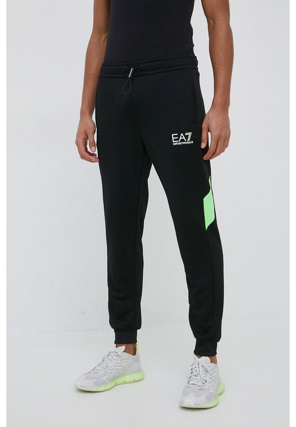 EA7 Emporio Armani spodnie dresowe męskie kolor czarny z nadrukiem. Kolor: czarny. Materiał: dresówka. Wzór: nadruk
