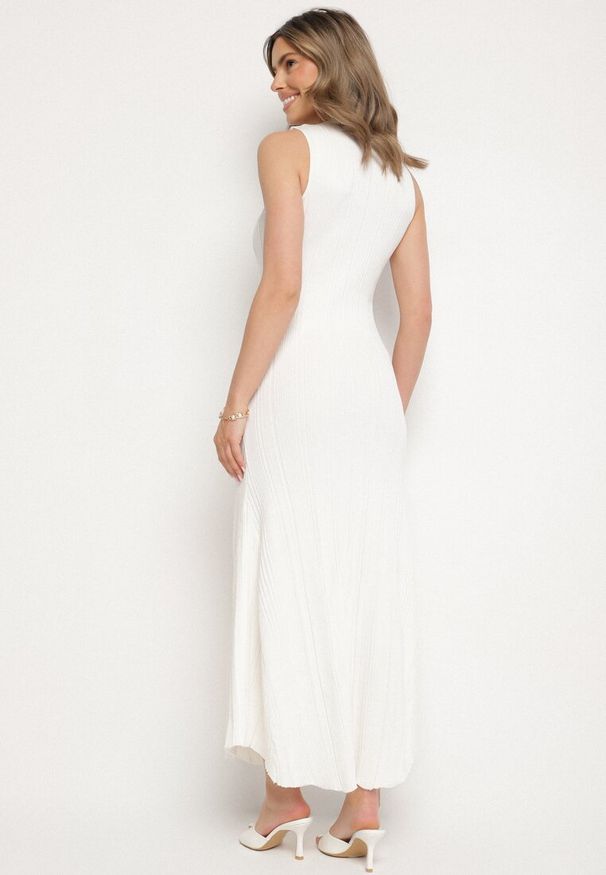 Born2be - Biała Wiskozowa Sukienka Sweterkowa z Ozdobnymi Guzikami Lunarelle. Okazja: na co dzień. Kolor: biały. Materiał: wiskoza. Wzór: aplikacja. Styl: klasyczny, casual, elegancki