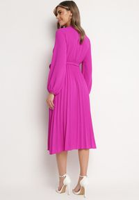 Born2be - Fuksjowa Sukienka Mesyre. Okazja: do pracy, na randkę. Typ kołnierza: dekolt w kształcie V. Kolor: różowy. Materiał: materiał. Typ sukienki: kopertowe, plisowane. Długość: midi #2