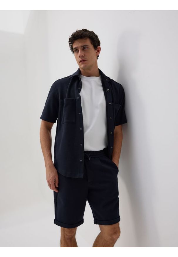 Reserved - Szorty regular fit - granatowy. Kolor: niebieski. Materiał: dzianina, bawełna