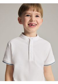 Reserved - T-shirt polo - biały. Typ kołnierza: polo. Kolor: biały. Materiał: dzianina, bawełna #1