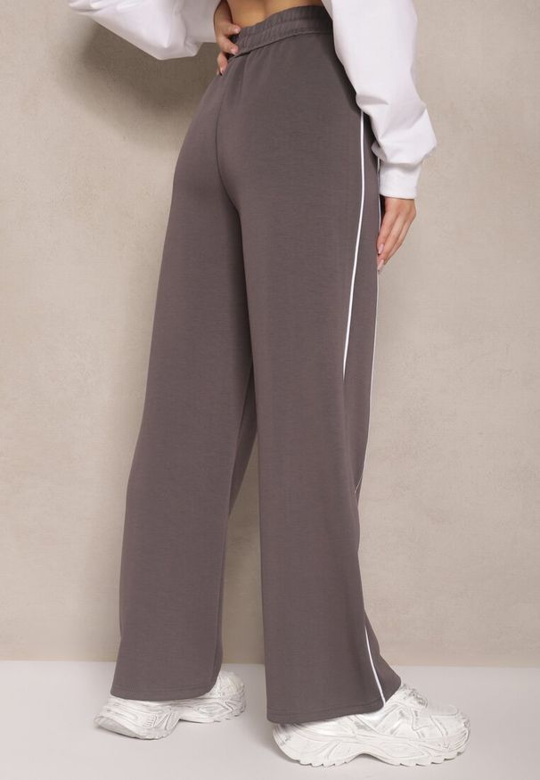 Renee - Ciemnoszare Spodnie Dresowe z Bawełną o Szerokim Kroju High Waist z Paskami Salliara. Okazja: na co dzień. Stan: podwyższony. Kolor: szary. Materiał: dresówka, bawełna. Styl: elegancki, casual