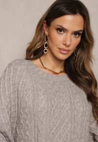 Renee - Szary Długi Sweter Ozdobiony Drobnym Splotem Killoe. Kolor: szary. Materiał: jeans. Długość: długie. Wzór: aplikacja, ze splotem