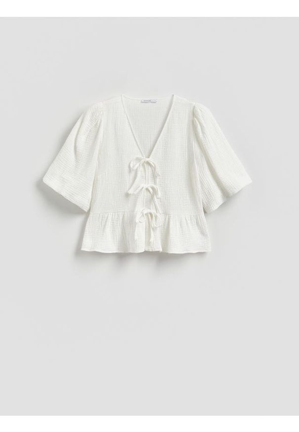 Reserved - Muślinowa bluzka z wiązaniem - biały. Kolor: biały. Materiał: bawełna, tkanina. Styl: klasyczny