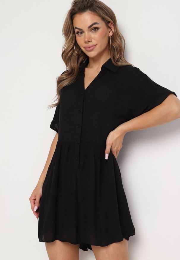 Born2be - Czarny Wiskozowy Kombinezon z Koszulową Górą Zapinany na Guziki z Krótkimi Spodniami Vikota. Kolor: czarny. Materiał: wiskoza. Długość rękawa: krótki rękaw. Długość: krótkie. Sezon: wiosna, lato