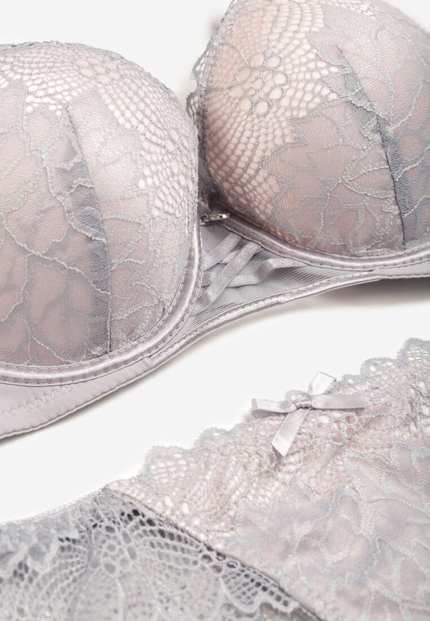 Born2be - Szaro-Różowy Koronkowy Komplet Biustonosz z Push Upem i Stringami Yalira. Kolor: szary. Materiał: koronka. Wzór: koronka