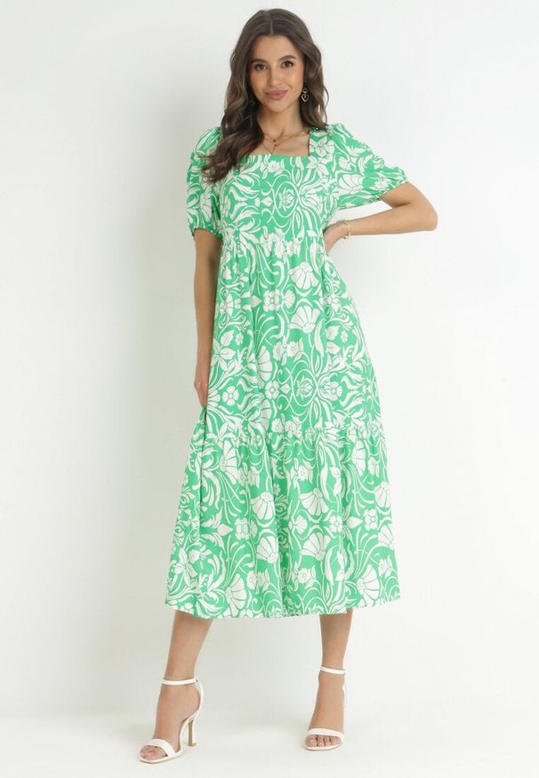 Born2be - Jasnozielona Sukienka z Kopertowym Dekoltem w Kwiaty z Wiskozy Hedina. Kolor: zielony. Materiał: wiskoza. Wzór: kwiaty. Sezon: lato. Typ sukienki: kopertowe