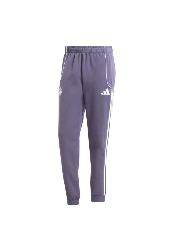 Adidas - Spodnie dresowe Manchester United UBP 2025/26. Kolor: fioletowy. Materiał: dresówka. Sport: piłka nożna
