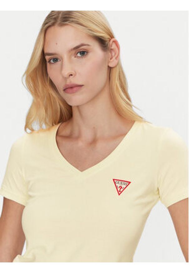 Guess T-Shirt W2YI45 J1314 Żółty Slim Fit. Kolor: żółty. Materiał: bawełna
