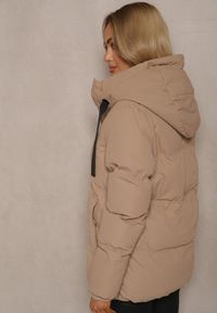 Renee - Ciemnobeżowa Kurtka Basic Pikowana z Nieodpinanym Kapturem Vertirya. Okazja: na co dzień. Kolor: beżowy. Materiał: jeans. Styl: casual, elegancki #4