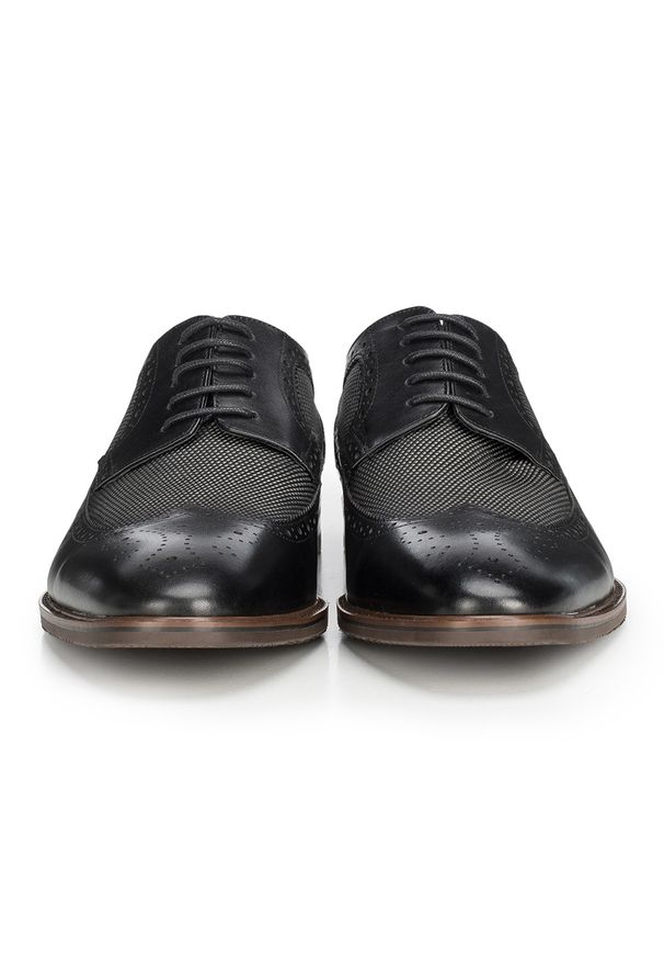 Wittchen - Męskie brogsy skórzane. Okazja: na co dzień. Nosek buta: otwarty. Kolor: czarny. Materiał: skóra. Wzór: ażurowy. Styl: casual, elegancki