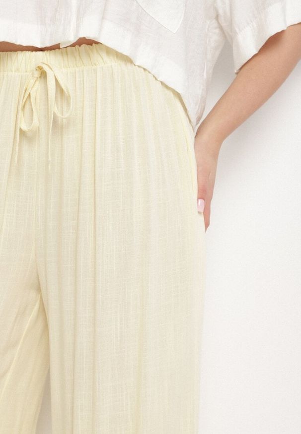 Born2be - Jasnożółte Spodnie z Szerokimi Nogawkami i Gumką w Pasie Helnena. Okazja: na spacer, na co dzień. Kolor: żółty. Materiał: materiał, wiskoza. Styl: casual, klasyczny