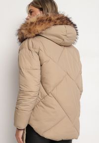 Born2be - Ciemnobeżowa Pikowana Kurtka z Kapturem z Futrem i Rozcięciami na Napy Karintinnia. Okazja: na co dzień. Typ kołnierza: kaptur. Kolor: beżowy. Materiał: futro. Styl: casual, elegancki #2