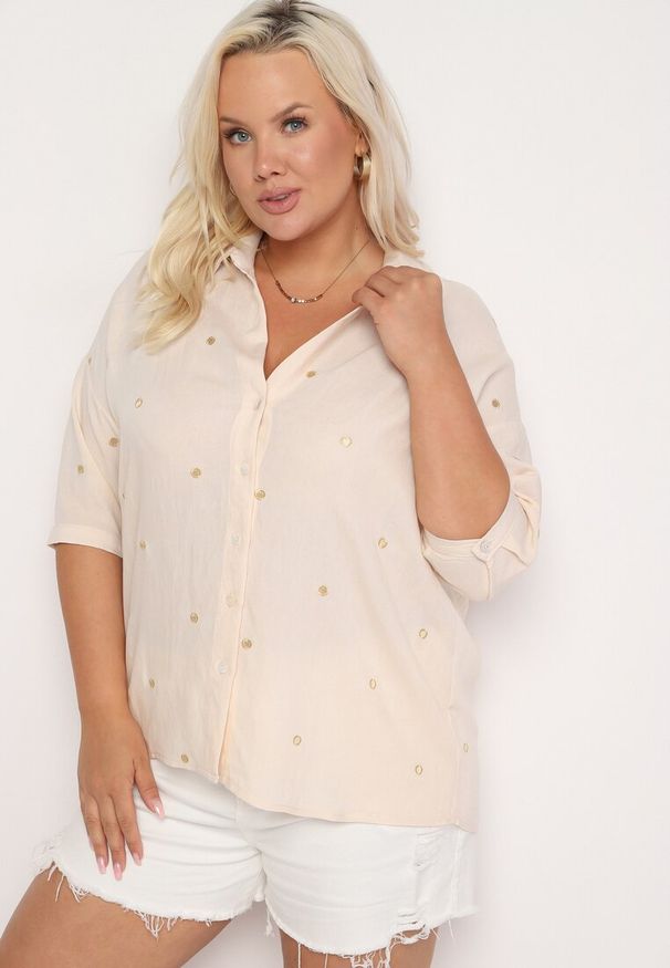 Born2be - Beżowa Bawełniana Koszula o Klasycznym Kroju Jenevia. Okazja: do pracy, na spotkanie biznesowe. Kolor: beżowy. Materiał: bawełna. Długość rękawa: długi rękaw. Długość: długie. Styl: klasyczny