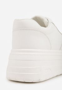 Born2be - Białe Sneakersy VICES na Platformie z Ozdobną Perforacją na Nosku Riovera. Okazja: na co dzień. Kolor: biały. Materiał: jeans, dresówka. Obcas: na platformie #6