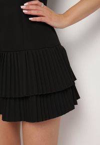Born2be - Czarna Sukienka Rozkloszowana z Taliowaniem i Plisowanym Dołem Soreqa. Okazja: na co dzień. Kolor: czarny. Typ sukienki: plisowane. Styl: casual, klasyczny #2