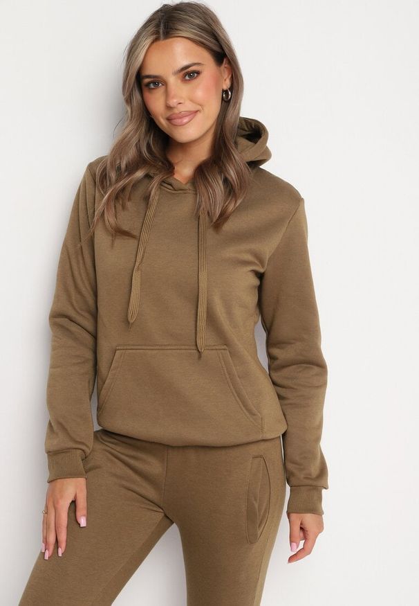 Born2be - Ciemnozielona Bluza z Kapturem Kasseia. Typ kołnierza: kaptur. Kolor: zielony. Materiał: dzianina, polar. Styl: klasyczny