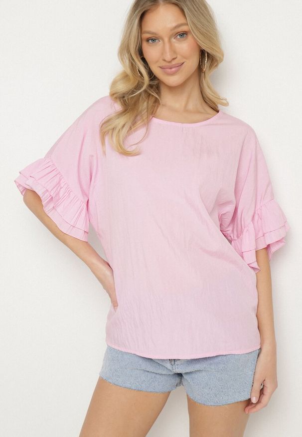 Born2be - Różowa Bluzka z Wiskozą Typu Nietoperz z Falbankami Davienna. Okazja: na spacer, na co dzień. Typ kołnierza: kołnierz z falbankami. Kolor: różowy. Materiał: wiskoza. Styl: elegancki, casual