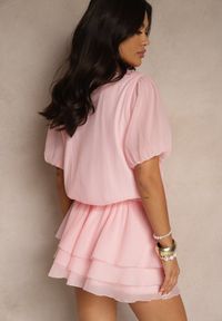 Renee - Różowa Sukienka Ozdobiona Wiązaniem i Falbanami Tilionala. Kolor: różowy. Wzór: aplikacja. Styl: elegancki #4