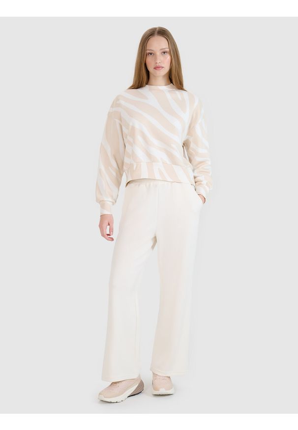 4f - 4F Bluza dresowa nierozpinana bez kaptura damska - biała M. Okazja: na co dzień. Typ kołnierza: bez kaptura. Kolor: biały. Materiał: dresówka. Wzór: motyw zwierzęcy, gładki, ze splotem. Styl: klasyczny, sportowy, casual